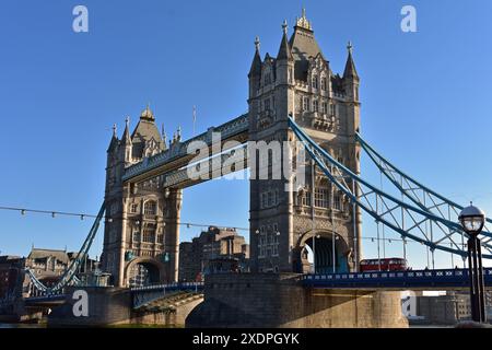 Majestätischer Blick auf die Tower Bridge über die Themse Stockfoto