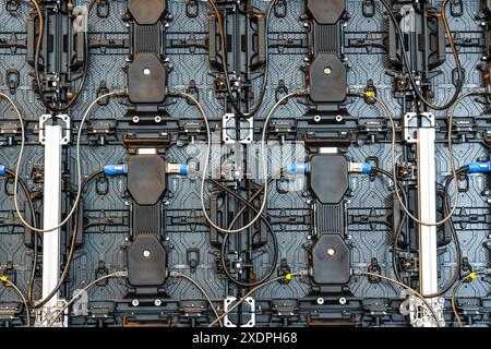 Rückseite des großen LED-Bildschirms. Textur der hinteren Ansichtsfelder. Stromeingangs- und Ausgangsleitung sowie Dateneingangs- und -Ausgangsstecker. Digitale Elektronik Stockfoto
