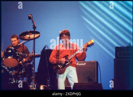 PAUL WELLER, BIG NOISE FESTIVAL, 1997: Paul Weller tourte am Sonntag, den 11. Mai, mit dem Heavy Soul-Album Headliner beim BBC Big Noise Festival in Cardiff Bay, Cardiff, Wales, Großbritannien. 1997. Steve White am Schlagzeug. Foto: Rob Watkins Stockfoto