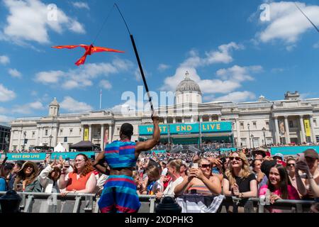 Die Zuschauer in Trafalgar Sqaure jubeln und singen bei West End Live. West End Live am Trafalgar Square am 2. Tag des jährlichen kostenlosen Musical Theatre Festivals. Tausende von Theaterfans laden den Trafalgar Square ein, um ihre Lieblingskünstler, Schauspieler, Musiker und Shows auf der Bühne zu sehen. Sundays Line Up beinhaltete Benjamin Button, 43 Ballons, Magic Mike, The Barricade Boys, Why am I so Single?, Mrs Doubtfire, Marie Curie, die Bäckerin, Hadestown, the Wizard of Oz, Two Strangers (Carry a Torte through New York), Stehen at the Sky Edge, Closer to Heaven, bat out of Hell, Heathers, the Lion King. Th Stockfoto