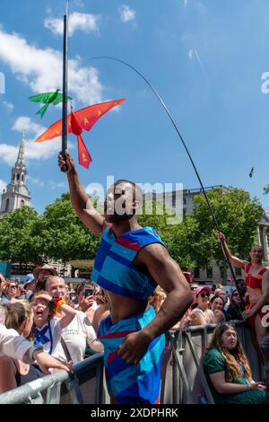 Die Zuschauer in Trafalgar Sqaure jubeln und singen bei West End Live. West End Live am Trafalgar Square am 2. Tag des jährlichen kostenlosen Musical Theatre Festivals. Tausende von Theaterfans laden den Trafalgar Square ein, um ihre Lieblingskünstler, Schauspieler, Musiker und Shows auf der Bühne zu sehen. Sundays Line Up beinhaltete Benjamin Button, 43 Ballons, Magic Mike, The Barricade Boys, Why am I so Single?, Mrs Doubtfire, Marie Curie, die Bäckerin, Hadestown, the Wizard of Oz, Two Strangers (Carry a Torte through New York), Stehen at the Sky Edge, Closer to Heaven, bat out of Hell, Heathers, the Lion King. Th Stockfoto