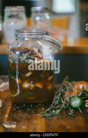 Ein pflanzliches homöopathisches Bier in der Küche machen Stockfoto
