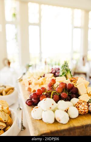 Käseplatte mit Trauben und Brot in einem hellen, eleganten Ambiente Stockfoto