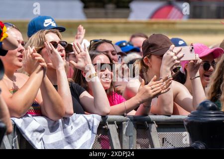 Die Menge in Trafalgar Sqaure jubelt und singt bei West End Live. West End Live am Trafalgar Square am 2. Tag des jährlichen kostenlosen Musical Theatre Festivals. Tausende von Theaterfans laden den Trafalgar Square ein, um ihre Lieblingskünstler, Schauspieler, Musiker und Shows auf der Bühne zu sehen. Sundays Line Up beinhaltete Benjamin Button, 43 Ballons, Magic Mike, The Barricade Boys, Why am I so Single?, Mrs Doubtfire, Marie Curie, die Bäckerin, Hadestown, the Wizard of Oz, Two Strangers (Carry a Torte through New York), Stehen at the Sky Edge, Closer to Heaven, bat out of Hell, Heathers, The Lion Ki Stockfoto