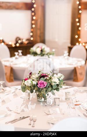 Eleganter Hochzeitsempfang mit Blumenmotiv Stockfoto