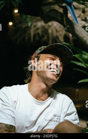 Glücklicher lachender Mann in einer Mütze. Stockfoto
