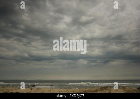 Stürmischer Himmel über Dünen und Ozean Outer Banks Stockfoto