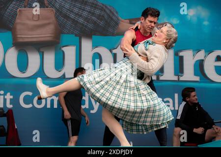 Die Besetzung von Mrs. Doubtfire, das Musical spielt in Kostümen auf der Bühne im West End Live. West End Live am Trafalgar Square am 2. Tag des jährlichen kostenlosen Musical Theatre Festivals. Tausende von Theaterfans laden den Trafalgar Square ein, um ihre Lieblingskünstler, Schauspieler, Musiker und Shows auf der Bühne zu sehen. Sundays Line Up beinhaltete Benjamin Button, 43 Ballons, Magic Mike, The Barricade Boys, Why am I so Single?, Mrs Doubtfire, Marie Curie, die Bäckerin, Hadestown, the Wizard of Oz, Two Strangers ( Carry a Torte through New York), Stehen at the Sky Edge, Closer to Heaven, bat out of Hell, Heathers, Th Stockfoto