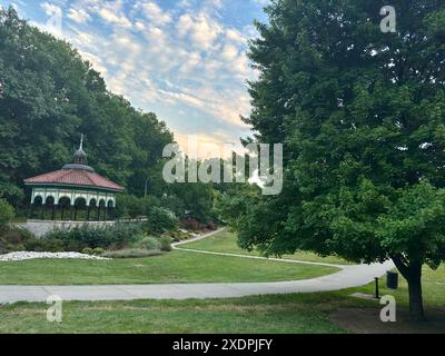 Historischer Gartenlaube des Frühlingshauses in der Abenddämmerung in Eden Park, Cincinnati Stockfoto