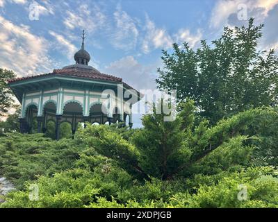 Blauer Himmel, historisches Spring House Gazebo in Eden Park, Cincinnati Stockfoto