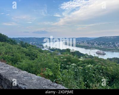 Malerischer Blick auf die Fähre vom Felswall Overlook in Eden Park, Cincinnati Stockfoto