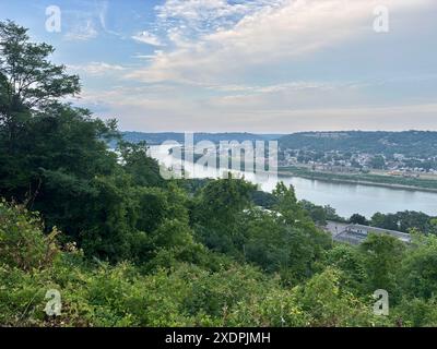 Blick auf die Fähre auf dem Ohio River vom Eden Park in Mount Adams, Cincinnati Stockfoto