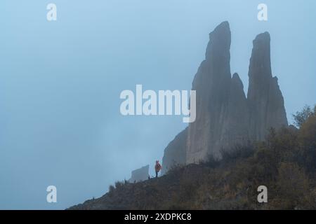 Person mit einer roten Regendecke im las animas-Tal in Bolivien Stockfoto