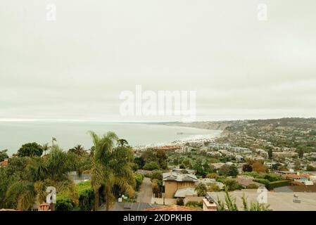 Küstenstadt La Jolla mit üppigem Grün und Meerblick Stockfoto