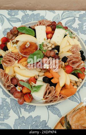 Obst-, Käse- und Wurstplatte Stockfoto