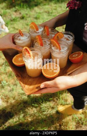 Orangencocktails auf einem Holztablett Stockfoto