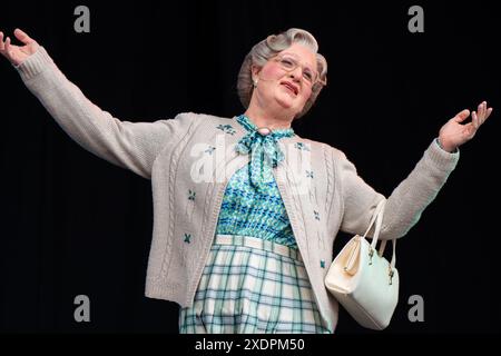 Die Besetzung von Mrs. Doubtfire, das Musical spielt in Kostümen auf der Bühne im West End Live. West End Live am Trafalgar Square am 2. Tag des jährlichen kostenlosen Musical Theatre Festivals. Tausende von Theaterfans laden den Trafalgar Square ein, um ihre Lieblingskünstler, Schauspieler, Musiker und Shows auf der Bühne zu sehen. Sundays Line Up beinhaltete Benjamin Button, 43 Ballons, Magic Mike, The Barricade Boys, Why am I so Single?, Mrs Doubtfire, Marie Curie, die Bäckerin, Hadestown, the Wizard of Oz, Two Strangers ( Carry a Torte through New York), Stehen at the Sky Edge, Closer to Heaven, bat out of Hell, Heathers, Th Stockfoto