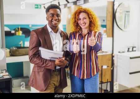 Porträt eines jungen Paares, dem ein kleines Geschäft im Bad gehört. Mann und Frau arbeiten partnerschaftlich. Stockfoto