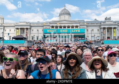 Die Zuschauer in Trafalgar Sqaure jubeln und singen bei West End Live. West End Live am Trafalgar Square am 2. Tag des jährlichen kostenlosen Musical Theatre Festivals. Tausende von Theaterfans laden den Trafalgar Square ein, um ihre Lieblingskünstler, Schauspieler, Musiker und Shows auf der Bühne zu sehen. Sundays Line Up beinhaltete Benjamin Button, 43 Ballons, Magic Mike, The Barricade Boys, Why am I so Single?, Mrs Doubtfire, Marie Curie, die Bäckerin, Hadestown, the Wizard of Oz, Two Strangers (Carry a Torte through New York), Stehen at the Sky Edge, Closer to Heaven, bat out of Hell, Heathers, the Lion King. Th Stockfoto