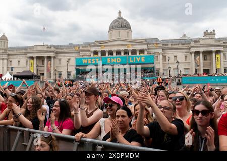 Die Zuschauer in Trafalgar Sqaure jubeln und singen bei West End Live. West End Live am Trafalgar Square am 2. Tag des jährlichen kostenlosen Musical Theatre Festivals. Tausende von Theaterfans laden den Trafalgar Square ein, um ihre Lieblingskünstler, Schauspieler, Musiker und Shows auf der Bühne zu sehen. Sundays Line Up beinhaltete Benjamin Button, 43 Ballons, Magic Mike, The Barricade Boys, Why am I so Single?, Mrs Doubtfire, Marie Curie, die Bäckerin, Hadestown, the Wizard of Oz, Two Strangers (Carry a Torte through New York), Stehen at the Sky Edge, Closer to Heaven, bat out of Hell, Heathers, the Lion King. Th Stockfoto