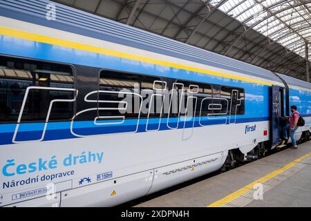 Praha, Tschechische Republik. Juni 2024. Ein Mann besteigt am Hauptbahnhof in Prag, Tschechische Republik, 24. Juni 2024 einen railjet-Zug. Railjet feiert das 10-jährige Bestehen seiner Tätigkeit auf der Strecke Prag – Brünn – Wien – Graz. Quelle: Ondrej Deml/CTK Photo/Alamy Live News Stockfoto