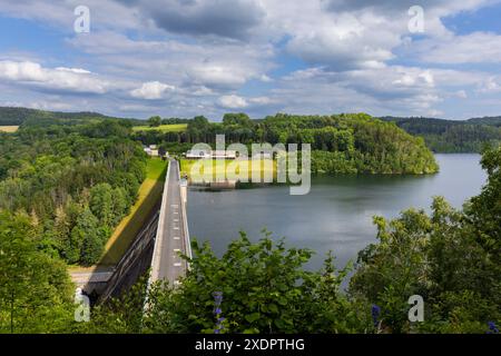 Gottleubatalsperre die Talsperre Gottleuba ist eine Talsperre, die im Osterzgebirge bei Bad Gottleuba den gleichnamigen Fluss staut. Die Talsperre ist Kern des seit den 1950er-Jahren errichteten Systems von Hochwasserschutzanlagen im Flusssystem der Gottleuba. Neben dem Hochwasserschutz dient sie der Trinkwasserversorgung für den Raum Pirna und in geringem Maße der Stromerzeugung. Hartmannsbach Sachsen Deutschland *** Gottleuba-Staudamm der Gottleuba-Staudamm ist ein Staudamm, der den gleichnamigen Fluss im Osterzgebirge bei Bad Gottleuba staut Stockfoto