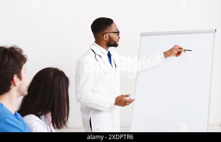 Der wöchentlichen Sitzung. Team von Ärzten in Brainstorming Stockfoto