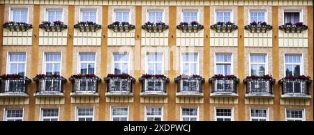 Wunderschöne Fassade des Gebäudes mit Balkonen, die Musterwiederholungen in der schönen Stadt karlsbad, tschechien, zeigen Stockfoto