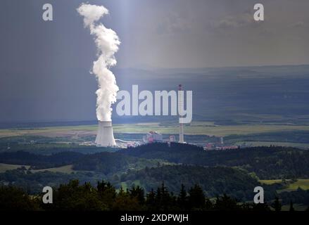 Weißer Dampf, der aus dem Kühlturm eines Kohlekraftwerks in der Tschechischen Republik an einem nebligen Regentag aufsteigt Stockfoto