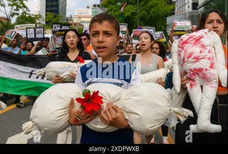 Seoul, Südkorea. Juni 2024. Demonstranten halten gefälschte Leichen von Kindern fest, die das Leiden und Töten von Infanten im Gazastreifen während der Demonstration symbolisieren. Pro-palästinensische Unterstützer rufen jetzt auf, den Völkermord zu stoppen! Und Solidarität mit den Palästinensern. Quelle: SOPA Images Limited/Alamy Live News Stockfoto