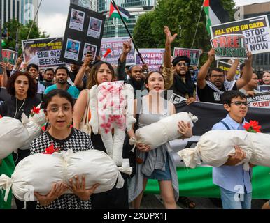 Seoul, Südkorea. Juni 2024. Demonstranten halten gefälschte Leichen von Kindern fest, die das Leiden und Töten von Infanten im Gazastreifen während der Demonstration symbolisieren. Pro-palästinensische Unterstützer rufen jetzt auf, den Völkermord zu stoppen! Und Solidarität mit den Palästinensern. Quelle: SOPA Images Limited/Alamy Live News Stockfoto