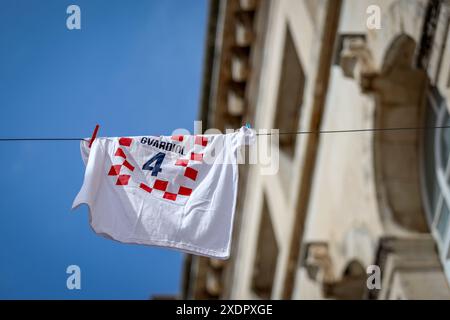 Zadar, Kroatien. Juni 2024. T-Shirts mit den Nummern und Namen des kroatischen Fußballnationalspielers Josko Gvardiol hängten am 24. Juni 2024 in der Straße Jurja Barakovica in Zadar in Kroatien. Foto: Sime Zelic/PIXSELL Credit: Pixsell/Alamy Live News Stockfoto