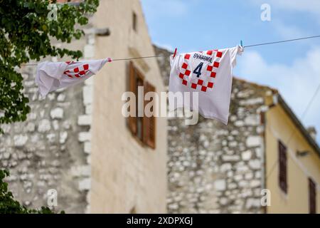 Zadar, Kroatien. Juni 2024. T-Shirts mit den Nummern und Namen des kroatischen Fußballnationalspielers Josko Gvardiol hängten am 24. Juni 2024 in der Straße Jurja Barakovica in Zadar in Kroatien. Foto: Sime Zelic/PIXSELL Credit: Pixsell/Alamy Live News Stockfoto