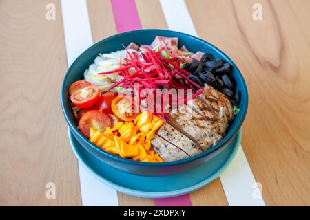 Quinoa-Salat mit frischem Gemüse, serviert in einer Schüssel in einem gesunden Café-Restaurant. Stockfoto