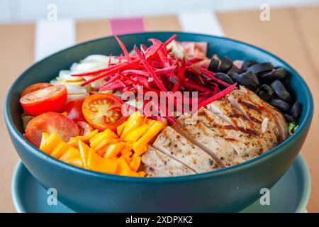 Quinoa-Salat mit frischem Gemüse, serviert in einer Schüssel in einem gesunden Café-Restaurant. Stockfoto