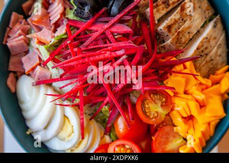 Quinoa-Salat mit frischem Gemüse, serviert in einer Schüssel in einem gesunden Café-Restaurant. Stockfoto