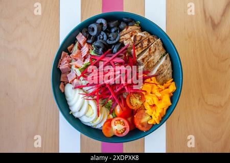 Quinoa-Salat mit frischem Gemüse, serviert in einer Schüssel in einem gesunden Café-Restaurant. Stockfoto