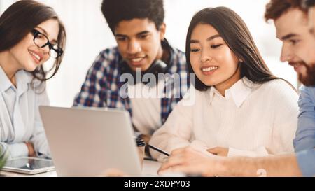 Verschiedene Schüler konzentrierten sich auf digitales Lernen in Innenräumen Stockfoto