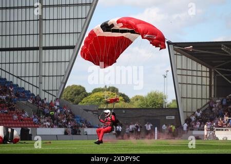 Armed Forces fliegen mit dem Fallschirm in das Stadion vor dem Spiel der Betfred Super League im Salford Community Stadium. Bilddatum: Sonntag, 23. Juni 2024. Stockfoto