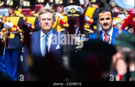 DEN HAAG - der Emir des Staates Katar Scheich Tamim bin Hamad Al Thani wird von König Willem-Alexander im Noordeinde-Palast empfangen. Der Emir besucht die Niederlande offiziell, um die Beziehungen zu Katar weiter zu stärken. ANP IRIS VAN DEN BROEK niederlande aus - belgien aus Stockfoto