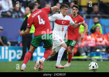 Dortmund, Deutschland. Juni 2024. Pedro Neto aus Portugal sieht sich an, als Arda Guler aus der Türkei beim UEFA-Europameisterspiel im BVB Stadion Dortmund gegen Ruben Dias aus Portugal antritt. Der Bildnachweis sollte lauten: Jonathan Moscrop/Sportimage Credit: Sportimage Ltd/Alamy Live News Stockfoto