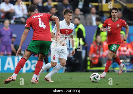 Dortmund, Deutschland. Juni 2024. Pedro Neto aus Portugal sieht sich an, als Arda Guler aus der Türkei beim UEFA-Europameisterspiel im BVB Stadion Dortmund gegen Ruben Dias aus Portugal antritt. Der Bildnachweis sollte lauten: Jonathan Moscrop/Sportimage Credit: Sportimage Ltd/Alamy Live News Stockfoto