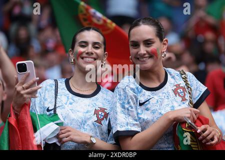 Dortmund, Deutschland. Juni 2024. Zwei portugiesische Fans schauen beim Spiel der UEFA-Europameisterschaft im BVB-Stadion in Dortmund zu. Der Bildnachweis sollte lauten: Jonathan Moscrop/Sportimage Credit: Sportimage Ltd/Alamy Live News Stockfoto