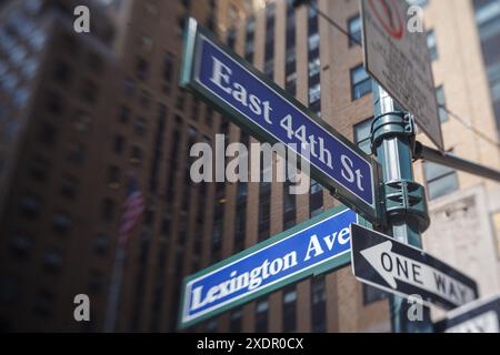 East 44th Street und Lexington Avenue Kreuzung Schild auf der Ostseite von Manhattan, New York City Stockfoto