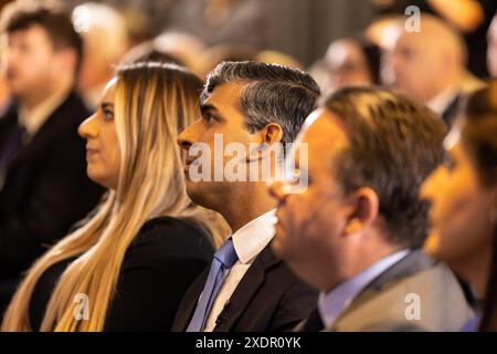 Edinburgh, Vereinigtes Königreich. 24. Juni 2024: Rishi Sunak beim Start des Manifests. Douglas Ross, Vorsitzender der Schottischen Konservativen und Unionistischen Partei, wird von Premierminister Rishi Sunak begleitet, um das Wahlprogramm der allgemeinen Wahl zu enthüllen, das einen „laserähnlichen Fokus auf die wahren Prioritäten der Öffentlichkeit“ hat. Quelle: Rich Dyson/Alamy Live News Stockfoto