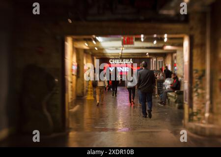 In der chelsea Market Mall mit ihren Geschäften und Schildern. Meatpack District im Westen von Manhattan, New York City. Stockfoto