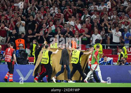 Aktenfoto vom 23.06.2024: Ungarischer Barnabas Varga verließ das Spielfeld auf einer Trage, nachdem er mit dem schottischen Torhüter Angus Gunn kollidiert hatte. Der ungarische Stürmer Barnabas Varga brach mehrere Gesichtsknochen und erlitt beim Sieg seines Landes über Schottland 1-0 eine Gehirnerschütterung. Ausgabedatum: Montag, 24. Juni 2024. Stockfoto