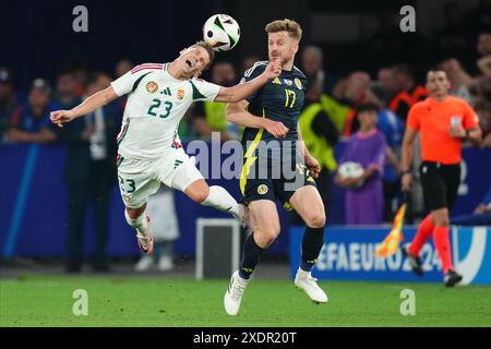 Stuttgart, Deutschland. Juni 2024. Kevin Csoboth von Ungarn und Jack Hendry von Schottland während des Spiels der UEFA Euro 2024 zwischen Schottland und Ungarn, Gruppe A, Datum 3, spielten am 23. Juni 2024 im Mercedes-Benz Arena Stadium in Stuttgart. (Foto: Bagu Blanco/PRESSINPHOTO) Credit: PRESSINPHOTO SPORTS AGENCY/Alamy Live News Stockfoto