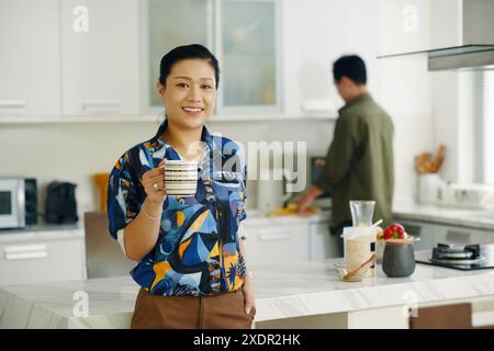 Frau Trinkt Morgens Kaffee Stockfoto