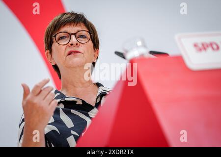 Berlin, Deutschland. Juni 2024. Saskia Esken, Bundesvorsitzende der SPD, gibt im Anschluss an die Ausschusssitzungen ihrer Partei eine Pressemitteilung ab. Quelle: Kay Nietfeld/dpa/Alamy Live News Stockfoto